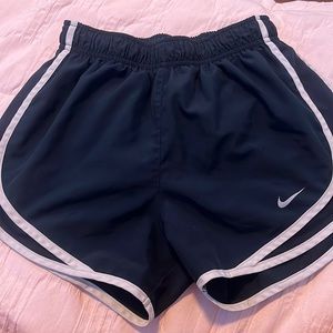 There NIKE d’s in women’s white and black worn a lot but in good condition